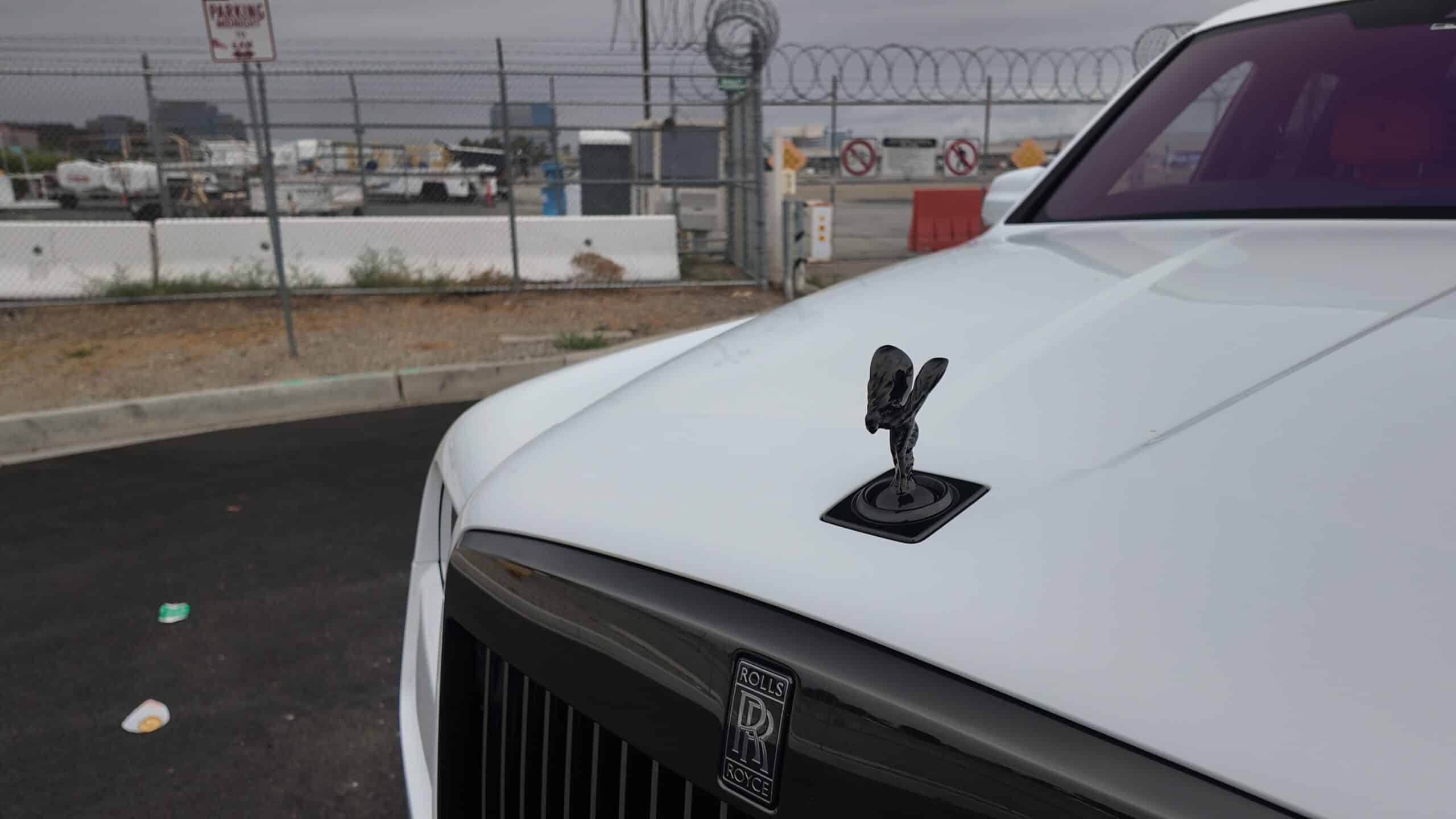 Rolls-Royce Cullinan Black Badge — Bianco — alternate view